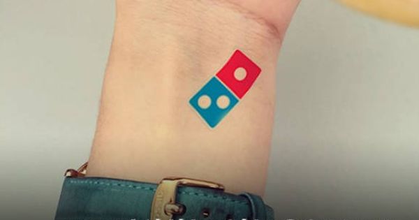 Foto: Así se promocionaba el tatuaje de Domino's (Foto: Vkontakte)
