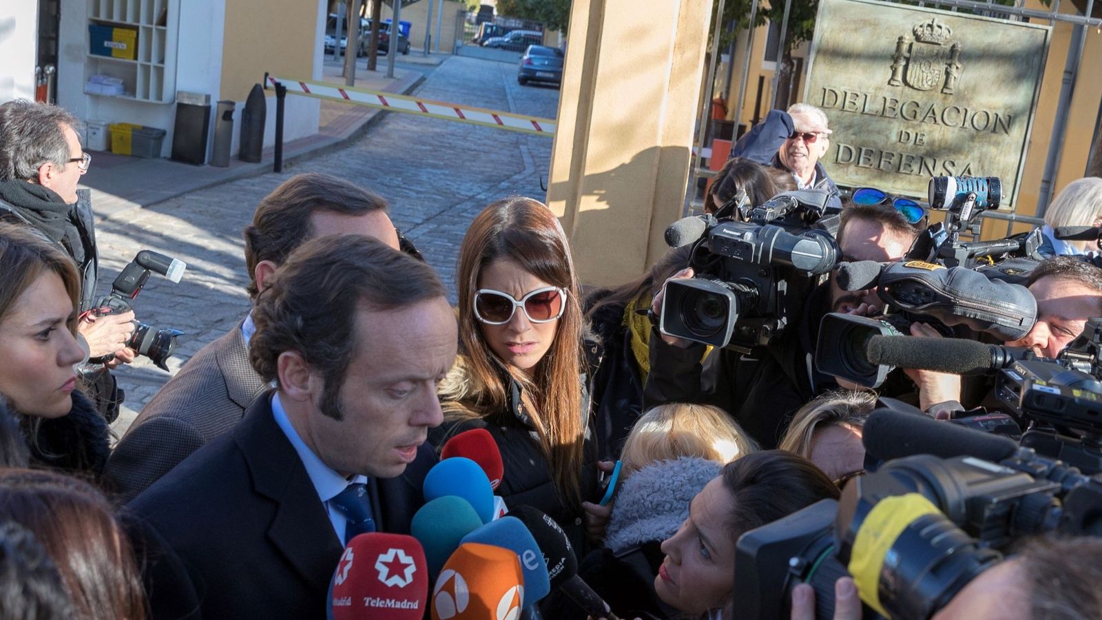 Foto: Los letrados de la víctima, el pasado jueves, declarando ante los medios. (EFE)