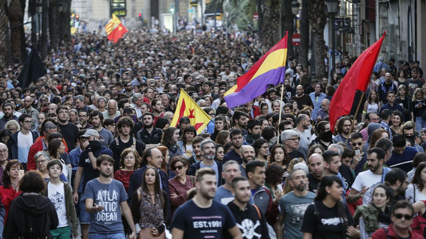 Miles de personas se manifiestan en Valencia el 9 de Octubre. (EFE/Manuel Bruque)