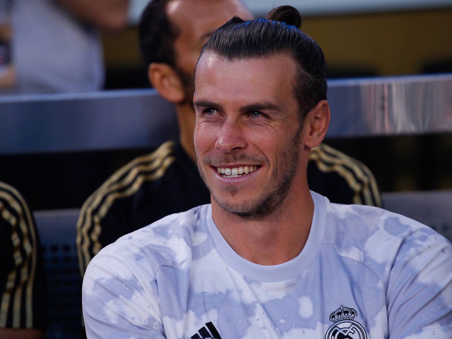 Bale, sonriente en el banquillo, durante la goleada del Atlético al Real Madrid en Nueva Jersey. (EFE)