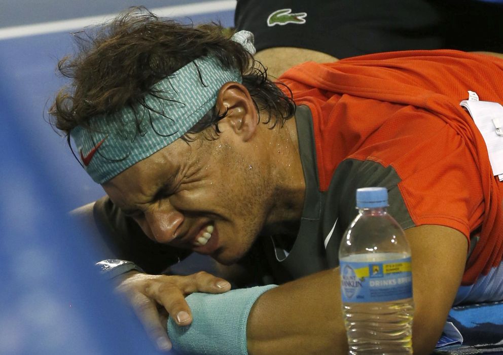 Foto: Nadal es atendido en pista de una lesión en la espalda (Reuters). 