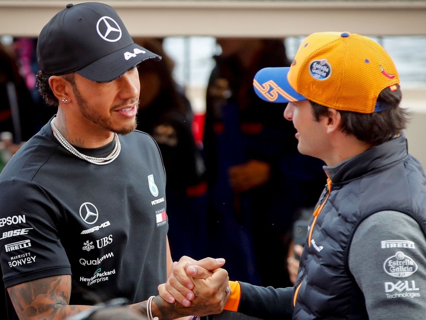 Lewis Hamilton y Carlos Sainz se saludan durante la temporada. (EFE)
