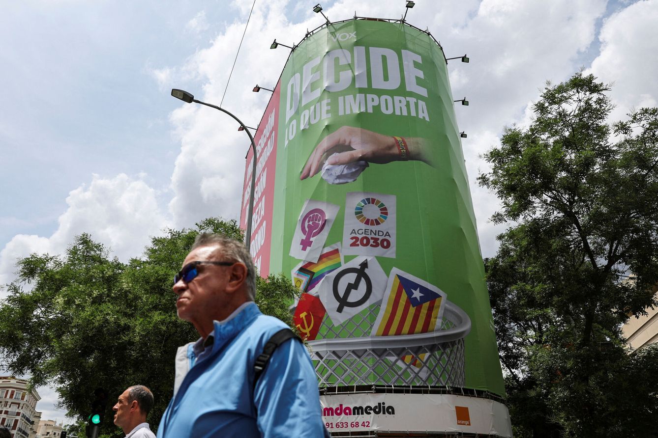 La pancarta de Vox en el centro de Madrid. (Reuters/Violeta Santos Moura)