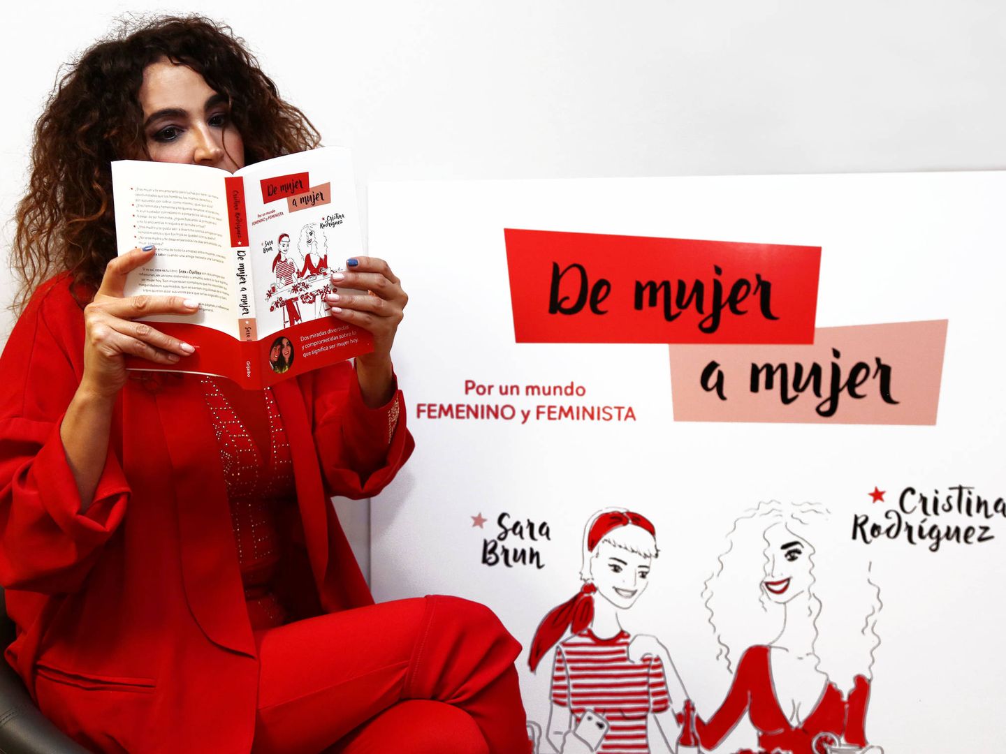 Cristina Rodríguez con su libro.(FOTO: Grijalbo)