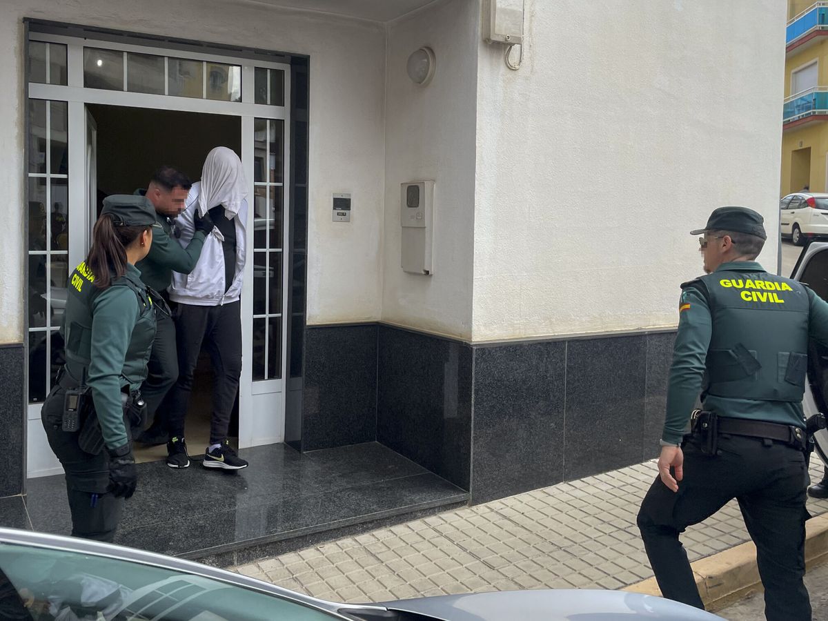 Foto: Agentes de la Guardia Civil con un detenido en Valencia en imagen de archivo. (EFE/Raquel Segura)