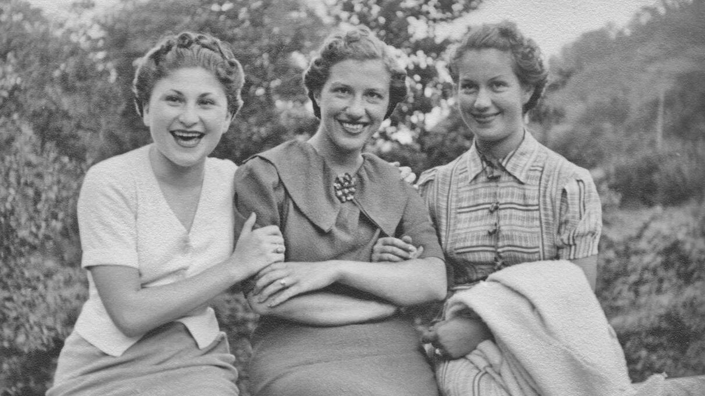 Tres chicas posan a finales de la década de 1930. (iStock)