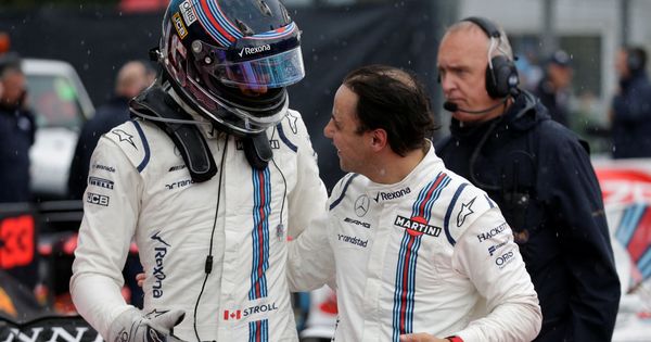 Foto: Lance Stroll es felicitado por Felipe Massa en la sesión clasificatoria del GP de Italia. (Reuters)