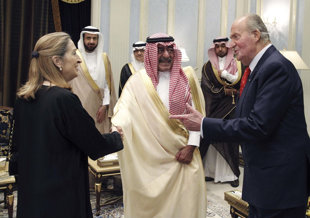 Foto: Ana Pastor y el Rey Juan Carlos charlan ante el príncipe Muqrin bin Abdulaziz Al Saud. (Foto: Efe)
