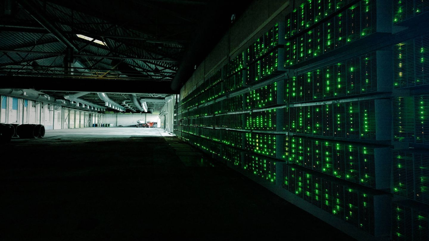 Granja de ordenadores para minar Bitcoins. (Foto: Marko Ahtisaari/Flickr)