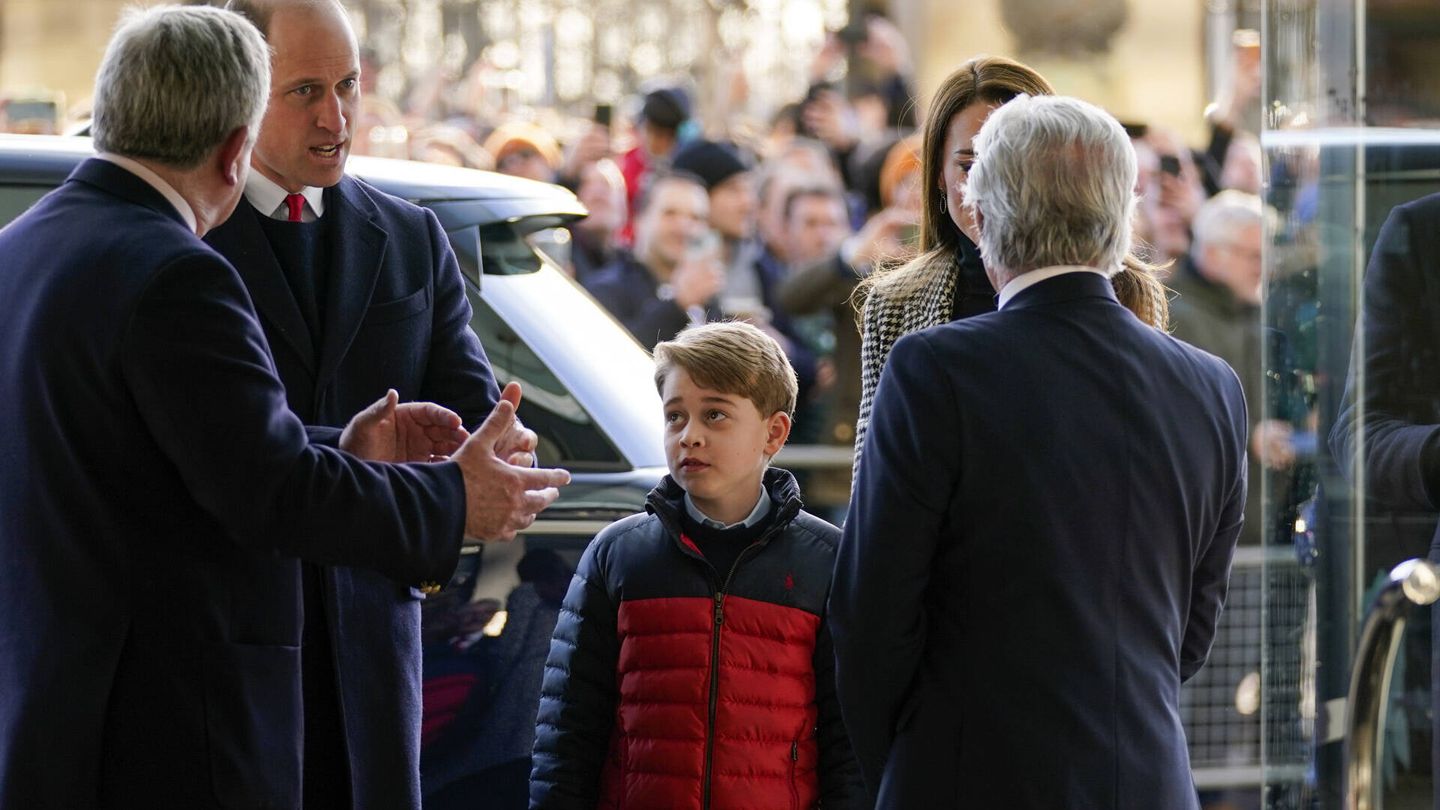Los duques de Cambrisge y su hijo George, a su llegada al Estadio Twickenham. (Gtres)
