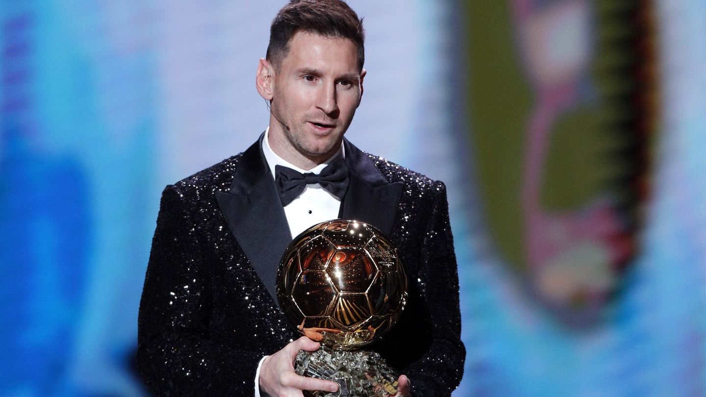 Leo Messi recoge uno de sus siete Balones de Oro ganados.