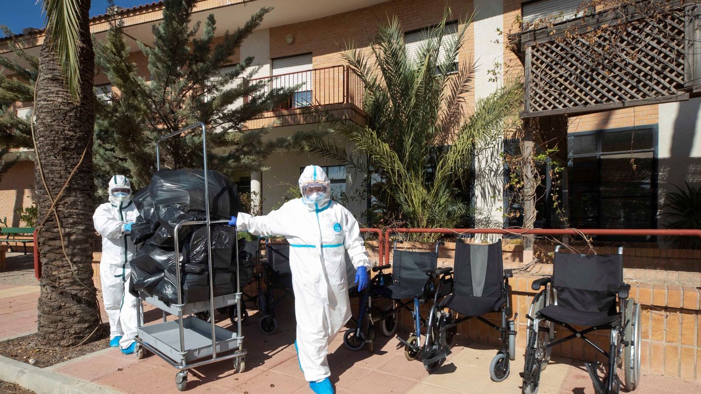 Trabajadoras equipadas con trajes de protección, durante las labores de desinfección de una residencia de ancianos. (EFE) 