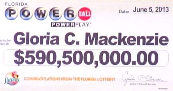 Foto: El cheque gigante que se entregó a Gloria MacKenzie tras ganar la lotería en 2013