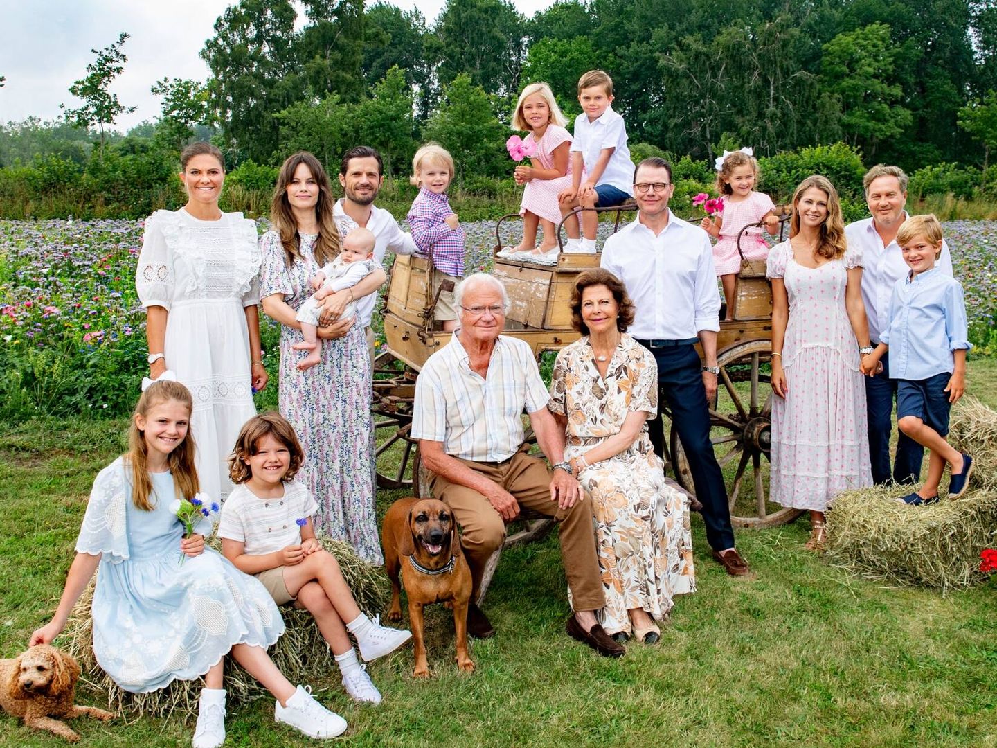 La familia real de Suecia, posando para la foto. (Jonas Ekströmer para la Casa Real de Suecia)