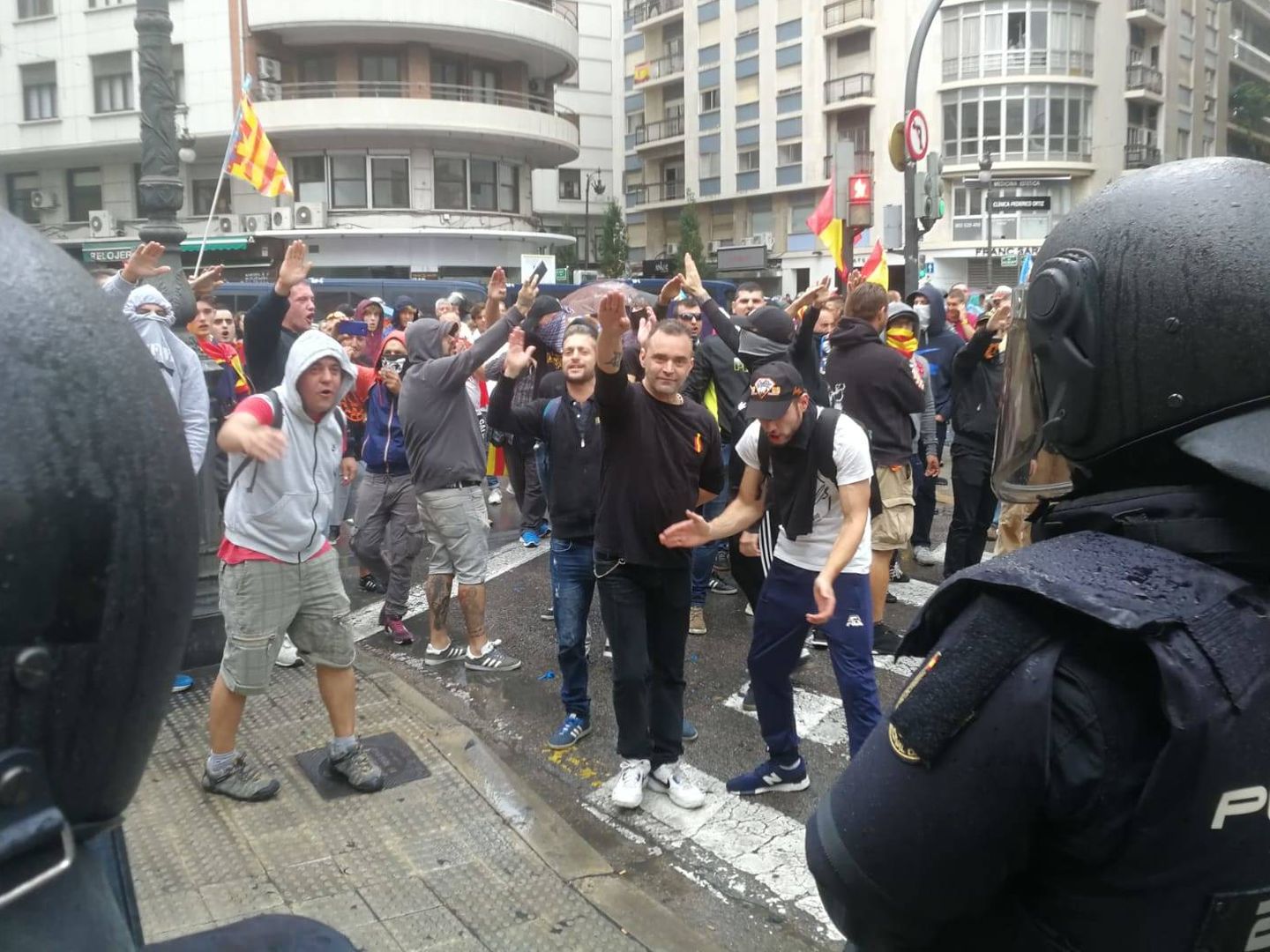 Algunos ultraderechistas hacen el saludo fascista en la contramanifestación del 9 d'Octubre. (EC)