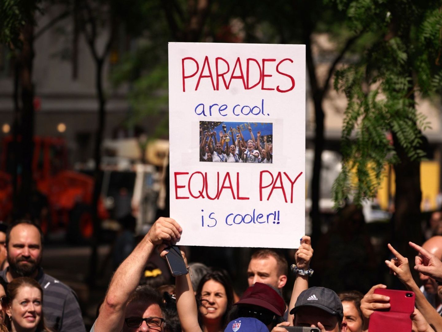 Manifestación pidiendo la igualdad salarial. (Reuters)