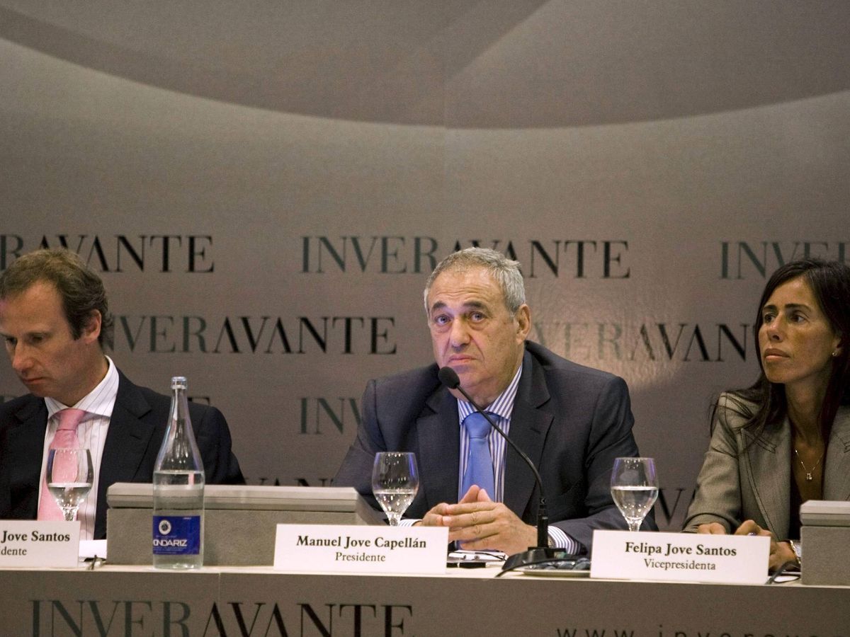 Foto: El empresario gallego Manuel Jove, junto a sus hijos en la presentación de Inveravante. (EFE)