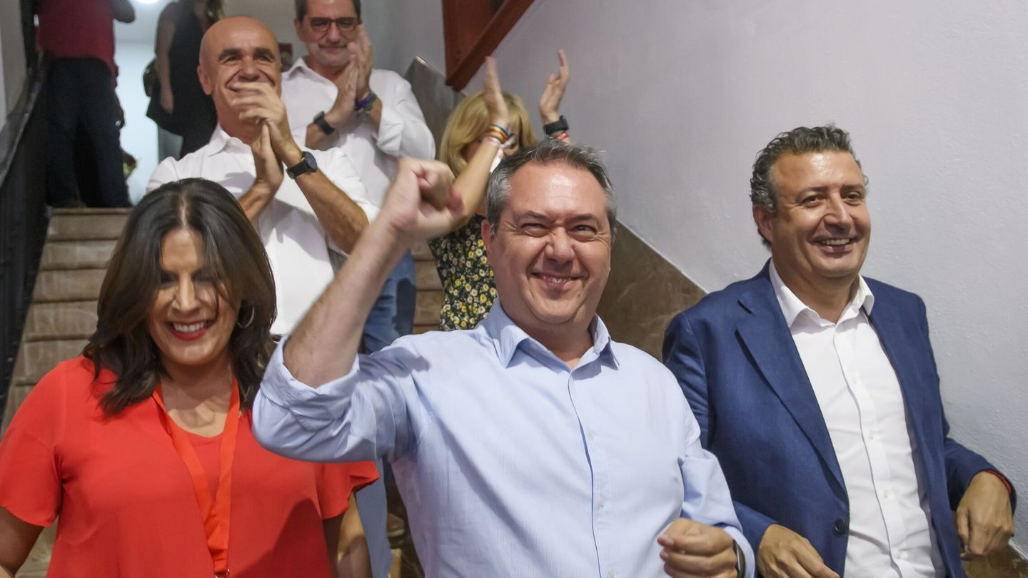 El secretario general del PSOE de Andalucía, Juan Espadas, celebra los resultados del 23-J. (EFE/Raúl Caro)