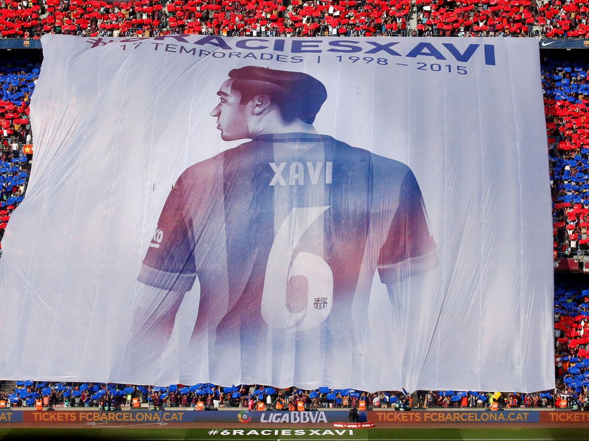 Foto: Cartel dedicado a Xavi Hernández en el Camp Nou. (Reuters/Albert Gea)