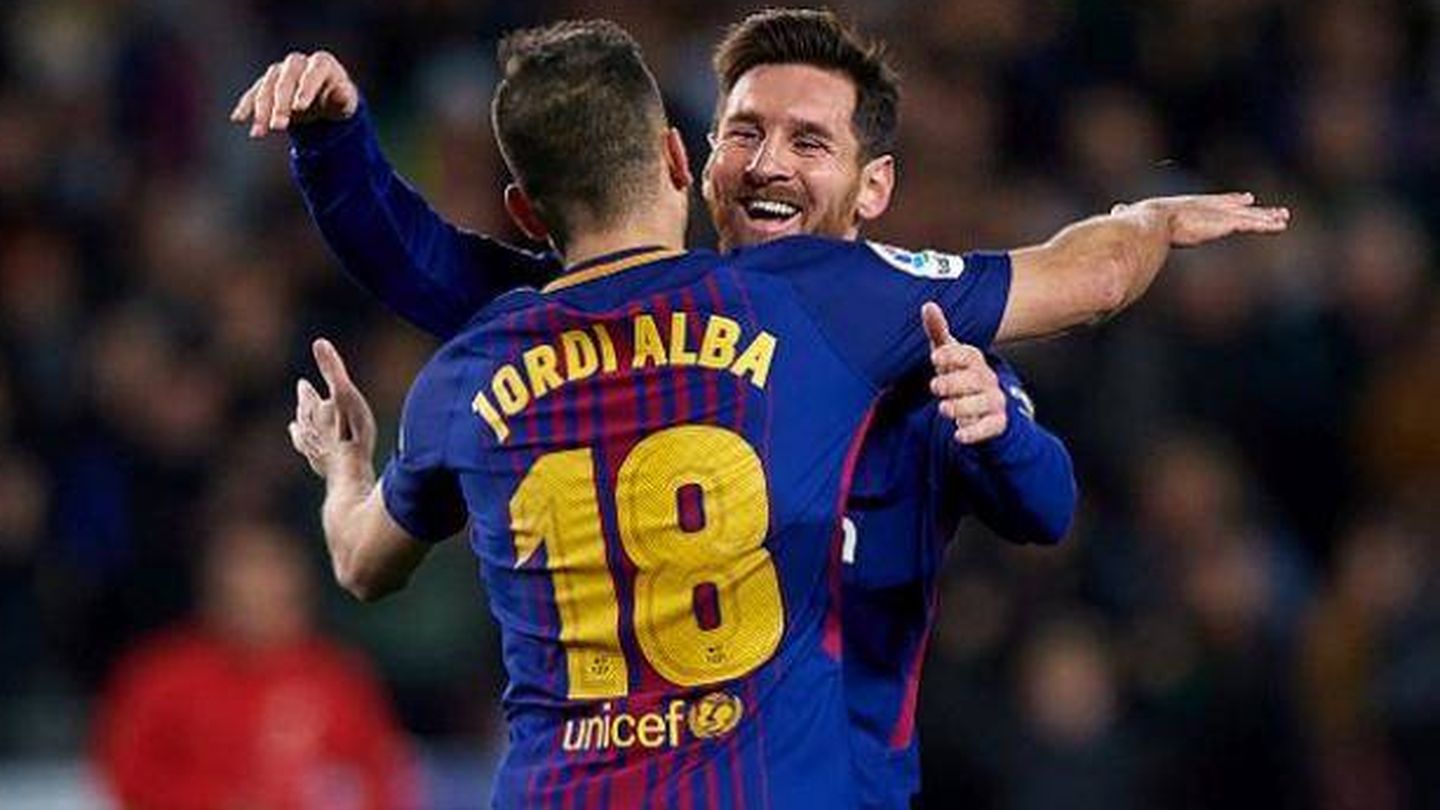 Messi celebra con Jordi Alba el 2-0 ante el Sevilla en Copa. (Reuters)