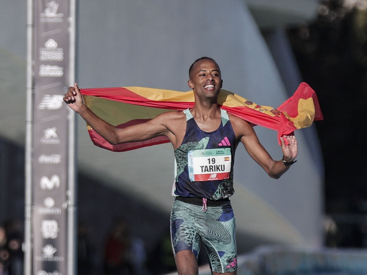 Foto: Tariku Novales estableció un nuevo récord de España en el Maratón Valencia (EFE/Manuel Bruque).