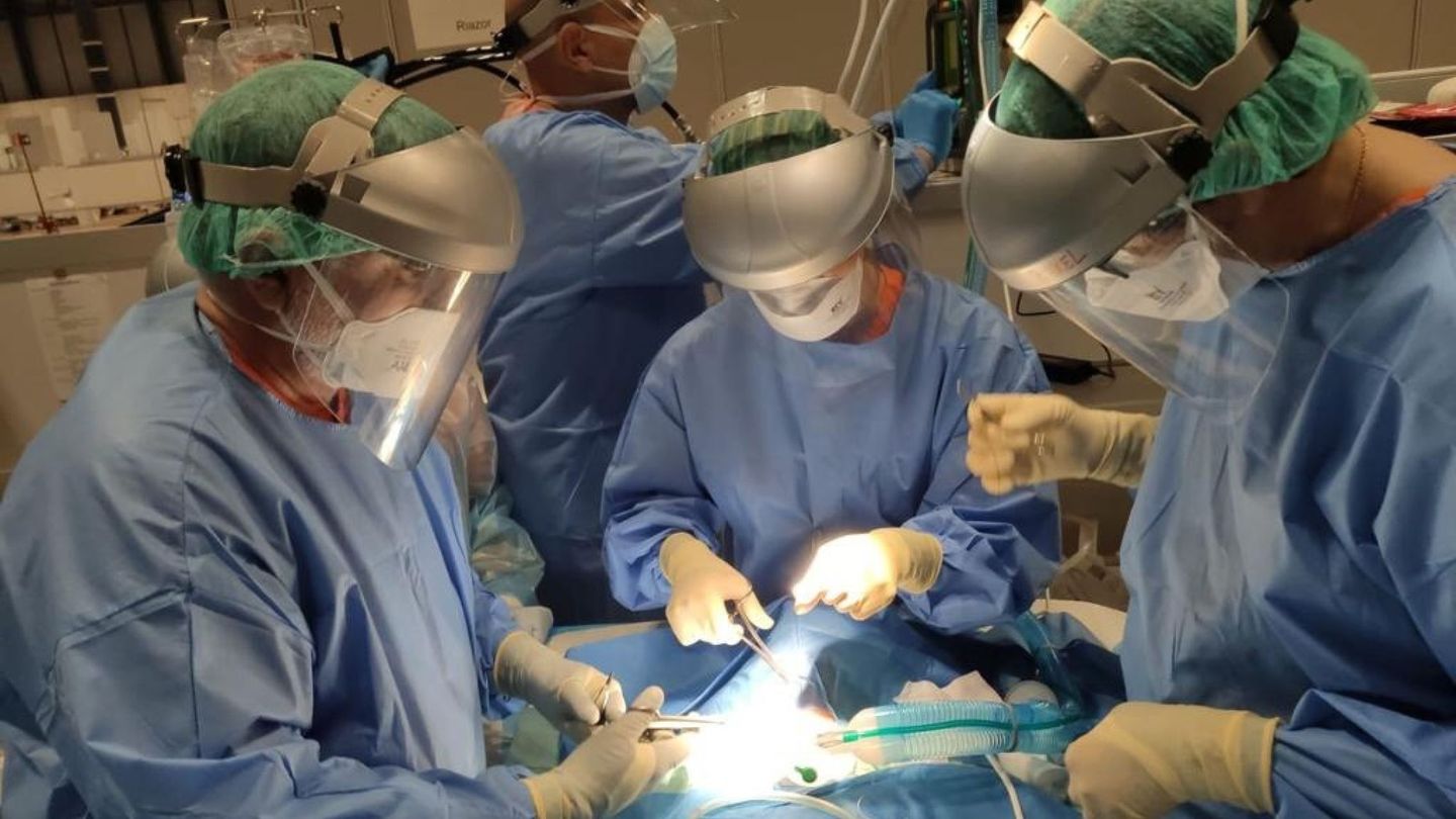 Fotografía de la primera intervención quirúrgica en el Hospital temporal instalado en Ifema. (EFE)