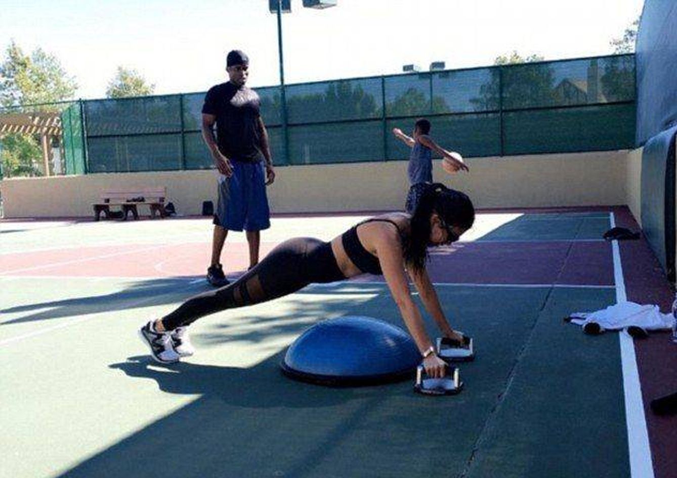 Kourtney Kardashian entrenando. (RRSS)
