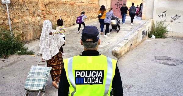 Foto: Un policía local de Islas Baleares (Efe)