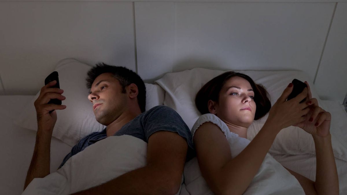 El aviso de Apple para los que duermen con el móvil en la cama: no es recomendable hacer esto