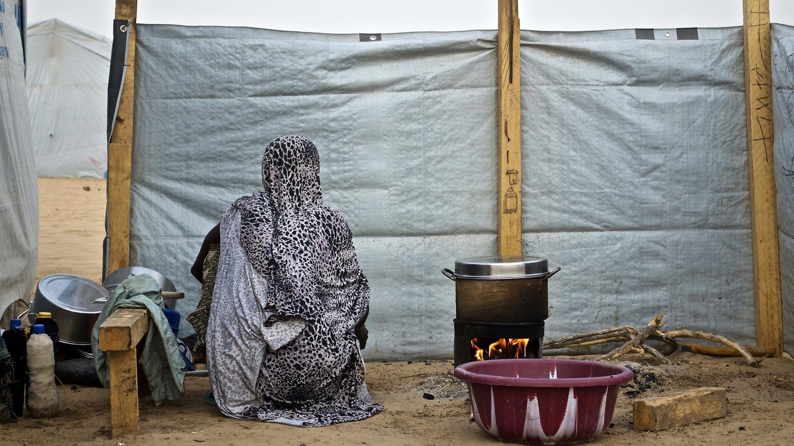 Foto: Una mujer se prepara para cocinar la cena en el campo de refugiados de Dar es Salam. (EFE)