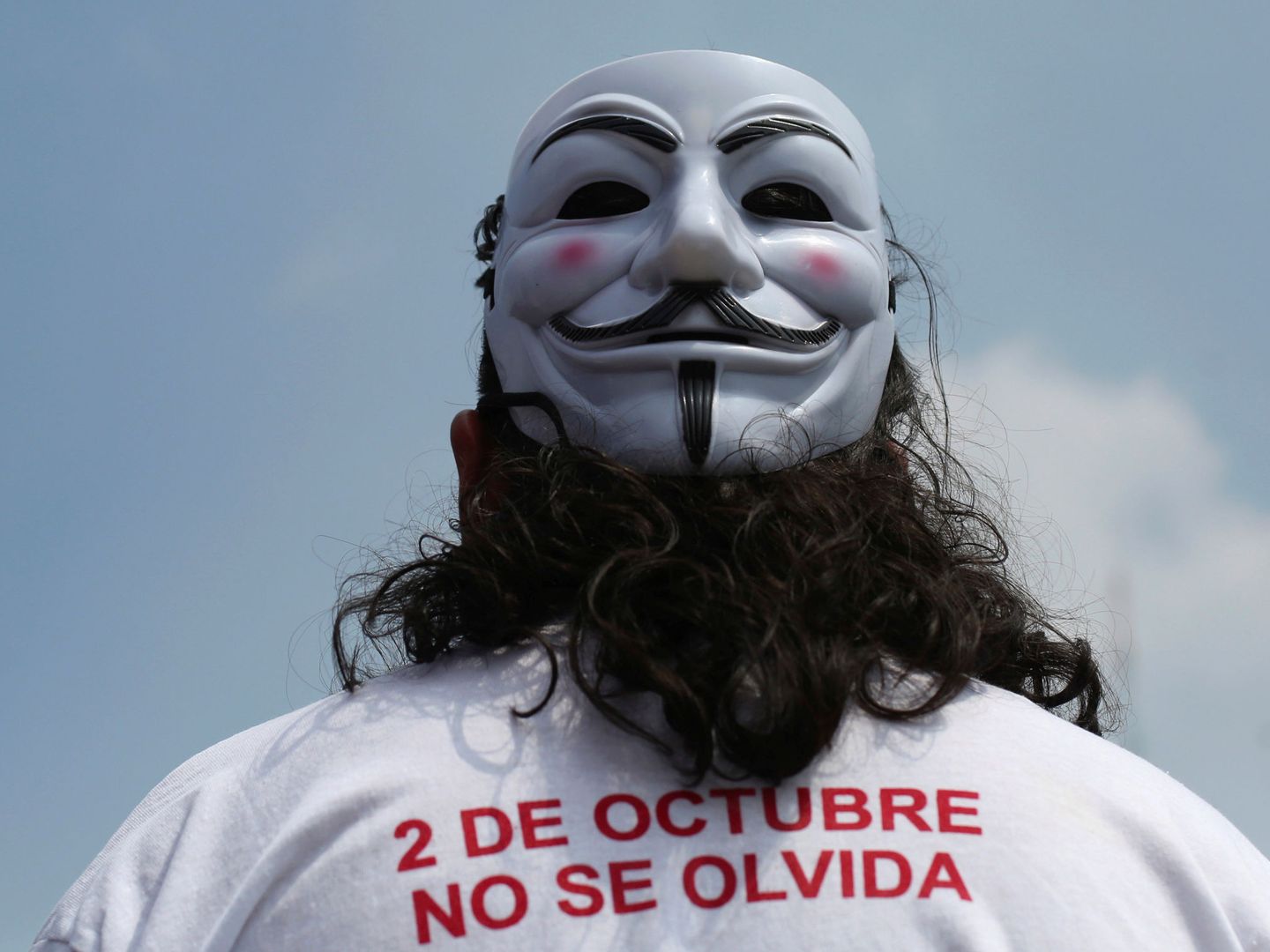 Un manifestante durante la marcha en recuerdo de la matanza de Tlatelolco en octubre de 2016. (Reuters)