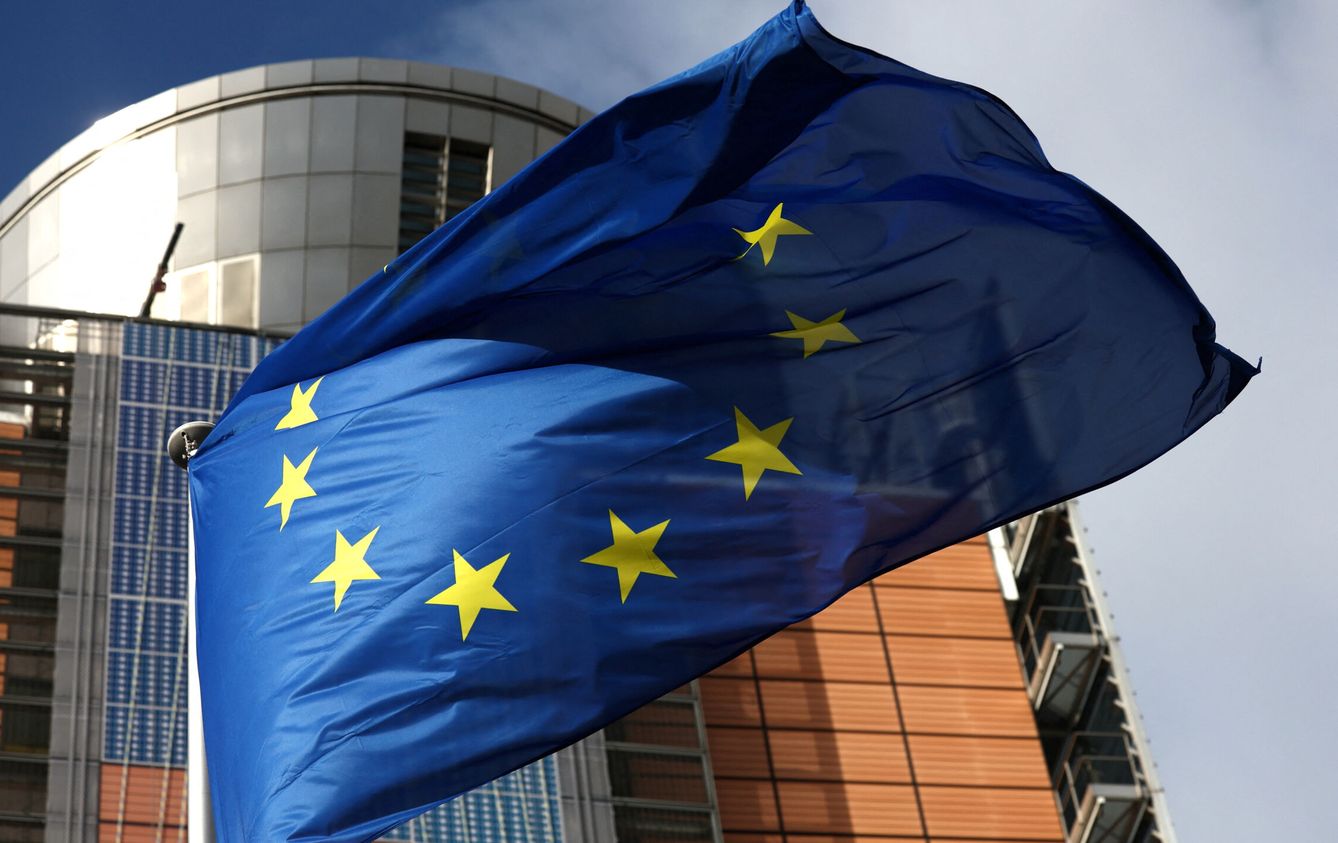 Bandera de la UE frente a la Comisión Europea. (Reuters)