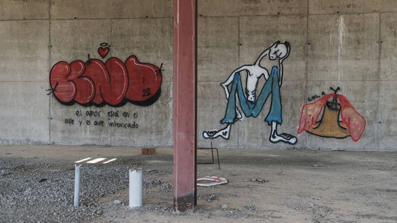 Grafitis en unas obras abandonadas situadas dentro de la isla. (S. B.)