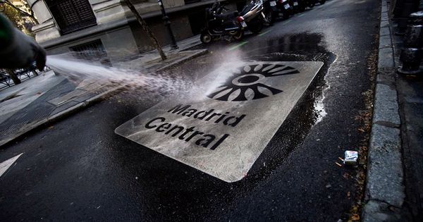 Foto: Cartel que informa de que a partir de esta calle comienza Madrid Central. (Reuters)