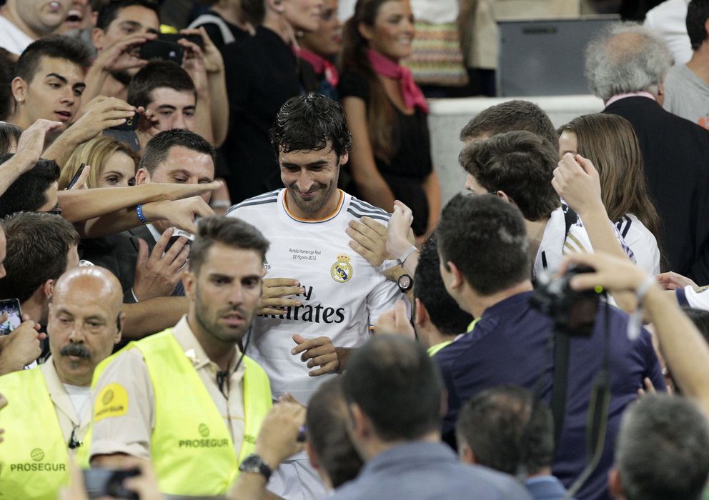 Foto: Raúl, aclamado por los aficionados del Real Madrid (Efe).