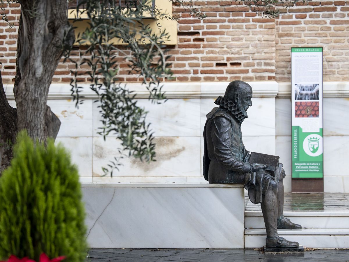 Foto: Una escultura de Cervantes en Vélez-Málaga. EFE / Daniel Pérez 