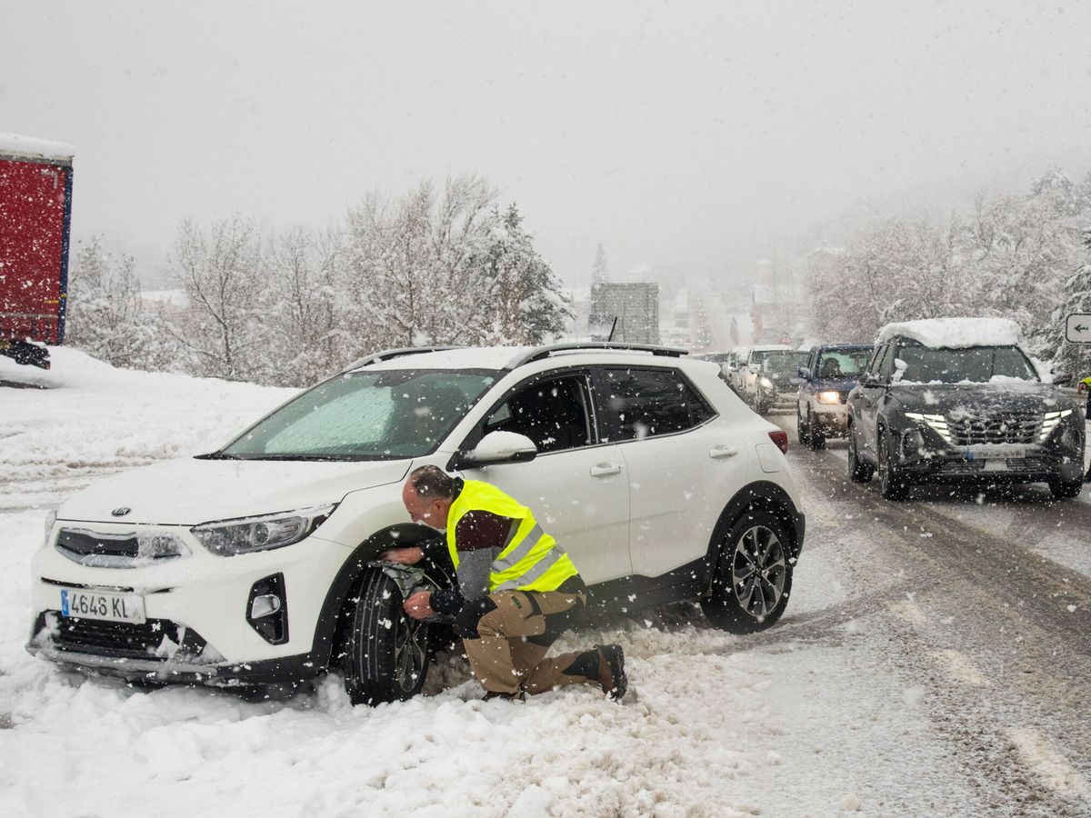 Foto: La distancia de frenado puede aumentar hasta 10 veces con hielo en la carretera. (EFE Javier Blasco)
