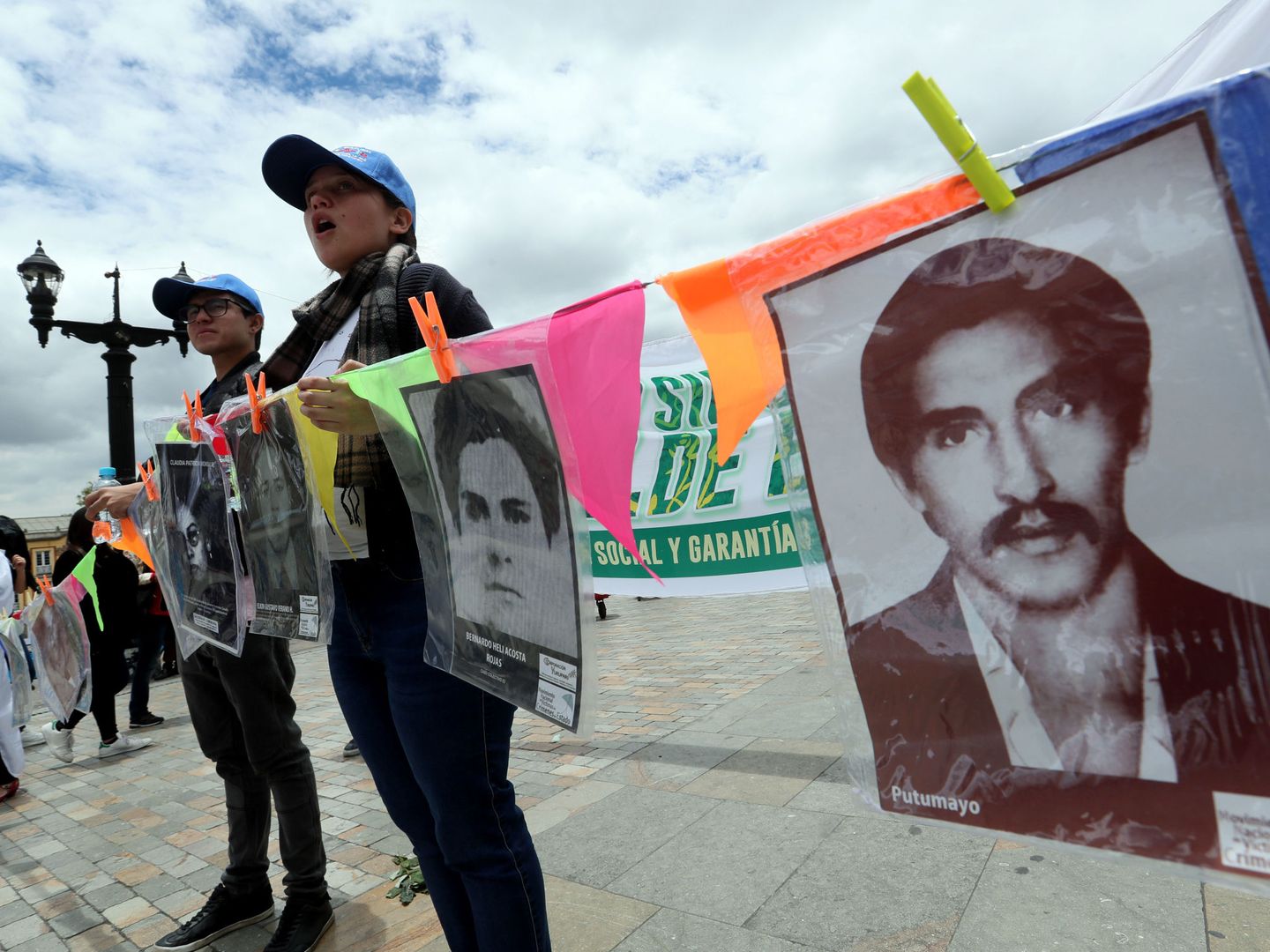 Fotografías de líderes sociales asesinados exhibidas como parte de una protesta en 2018 en Bogotá. (EFE)