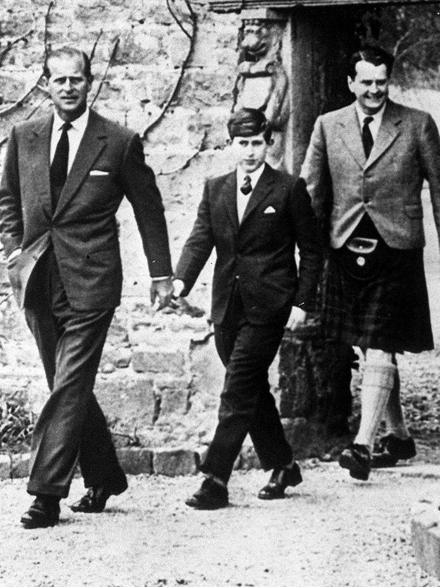 El duque de Edimburgo acompaña al príncipe Carlos en su primer día en Gordonstoun. (Cordon Press)
