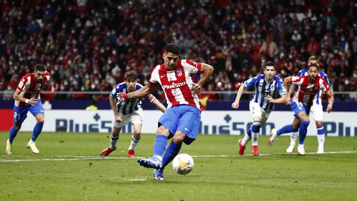 Luis Suárez transforma el penalti. (Reuters)
