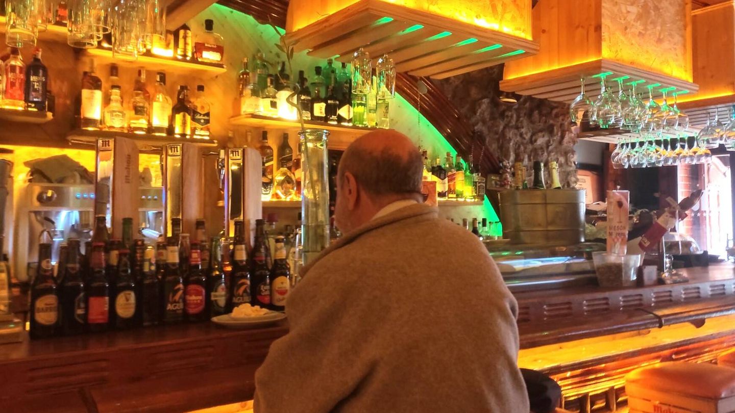 Un hombre se toma una tapa en un bar de Vallecas, a escasos metros del campo del Rayo. (L.B.)