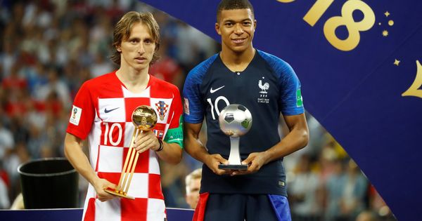 Foto: Modric, con el Balón de Oro del Mundial de Rusia, junto a Mbappé, el mejor joven. (Reuters)