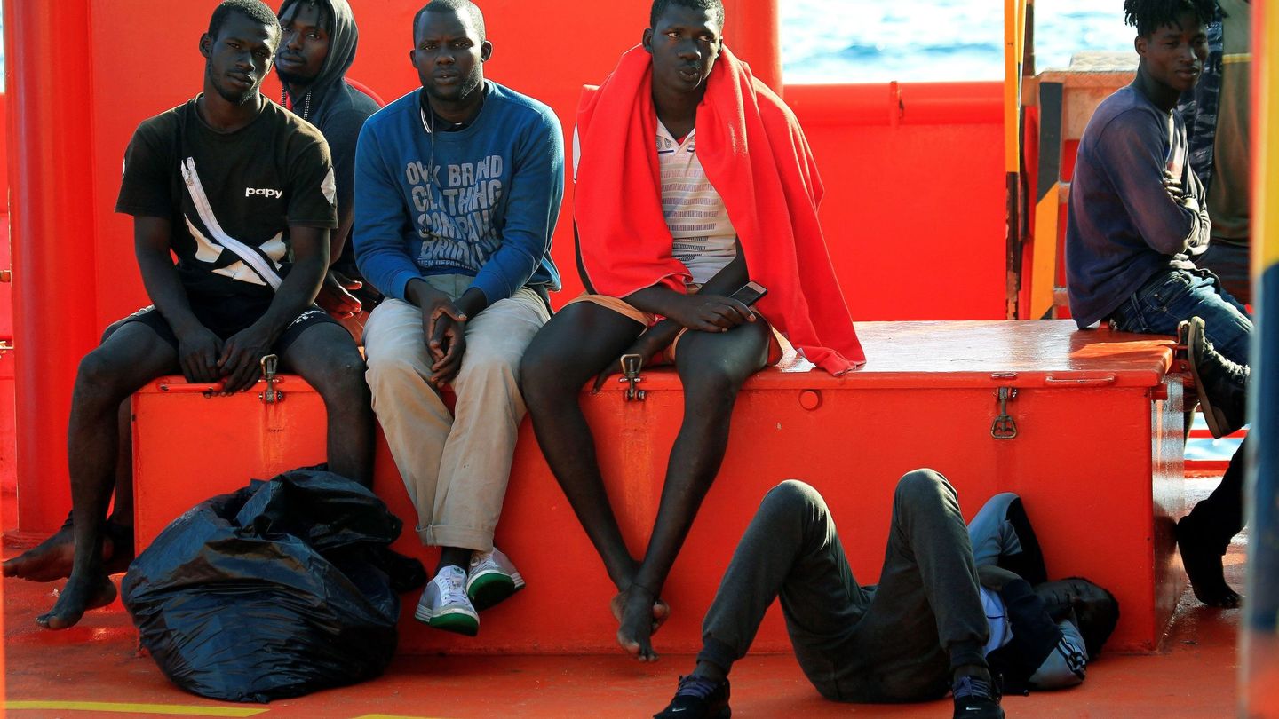 Migrantes rescatados en el estrecho de Gibraltar. (EFE)