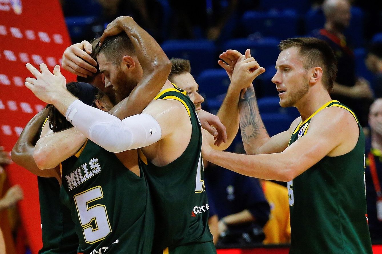 Nanjing (China), 09 09 2019.- Australia players celebrate during the FIBA Basketball World Cup 2019 second round group L match between France and Australia in Nanjing, China, 09 September 2019. (Baloncesto, Francia) EFE EPA FAZRY ISMAIL