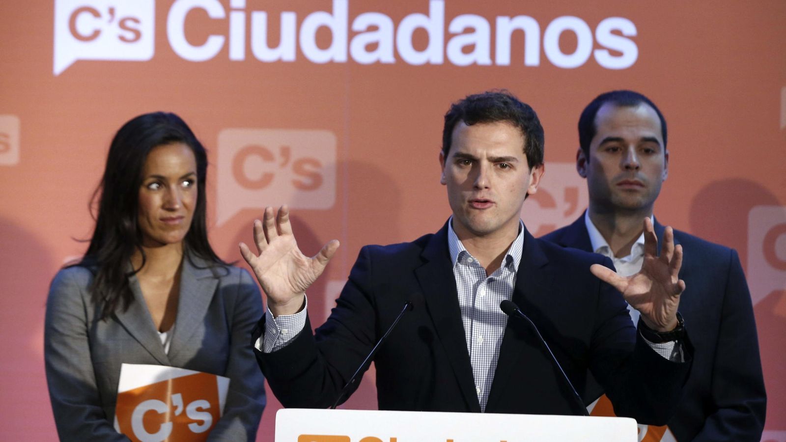 Foto: El presidente de Ciudadanos, Albert Rivera, junto a los candidatos madrileños Begoña Villacís (Alcaldía) e Ignacio Aguado (Comunidad). (Efe)