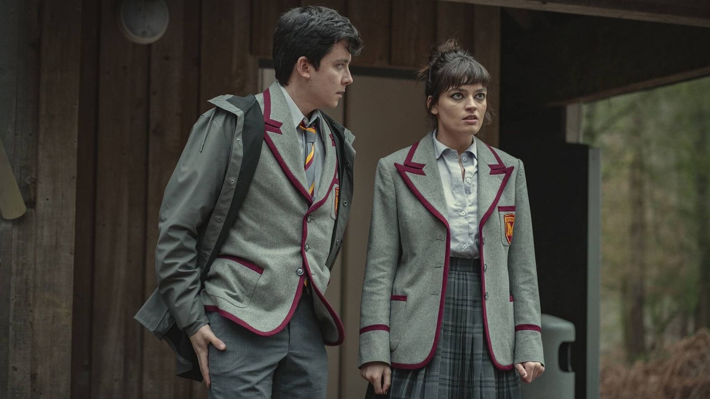 Otis (Asa Butterfield) y Maeve (Emma Mackey) con el nuevo uniforme. (Netflix)