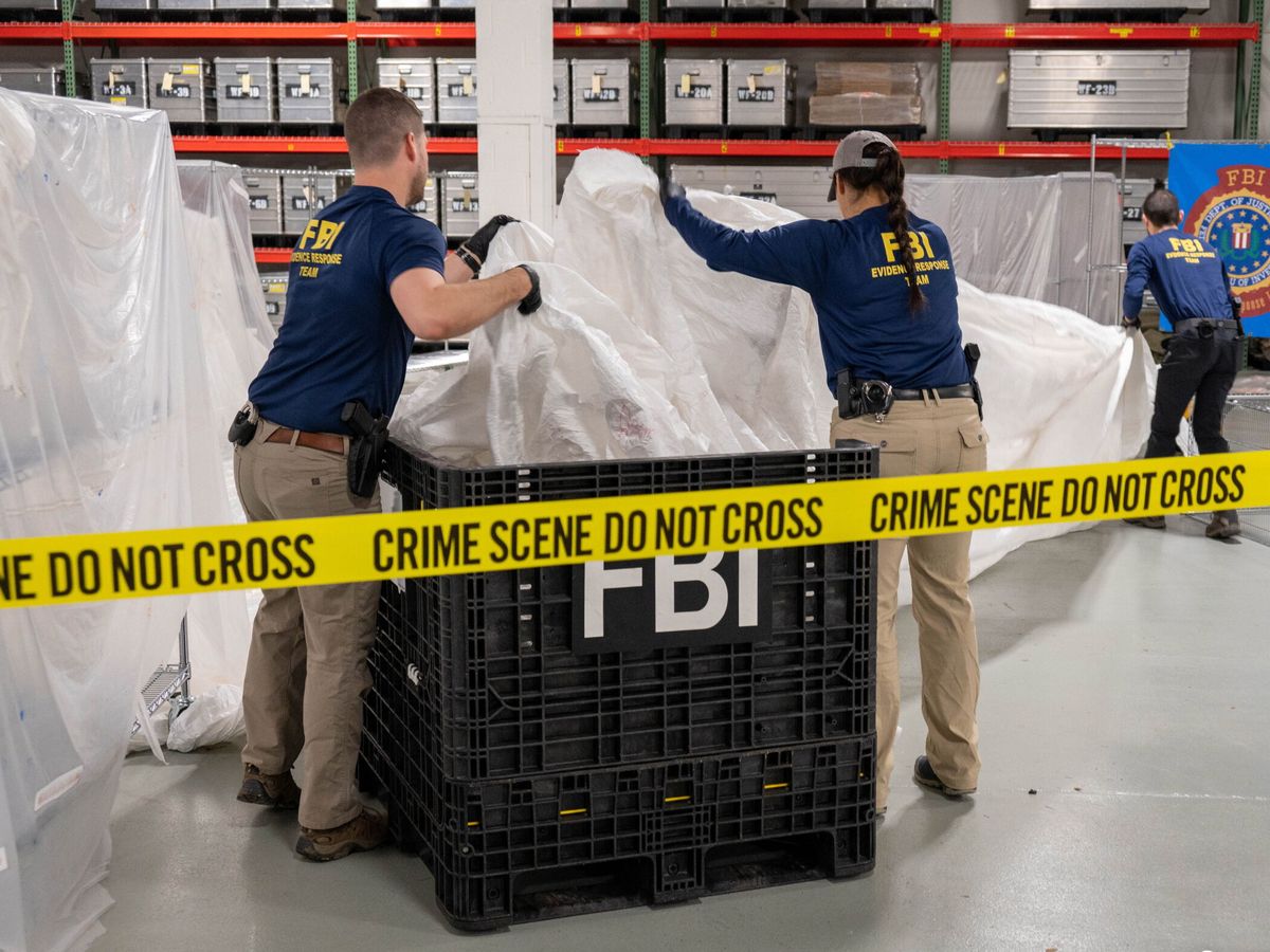Foto: Agentes del FBI procesan los restos del 'globo espía' chino derribado la semana pasada. (EFE)