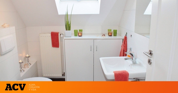 El truco viral de una 'tiktoker' para dejar los azulejos de la cocina y el  baño relucientes