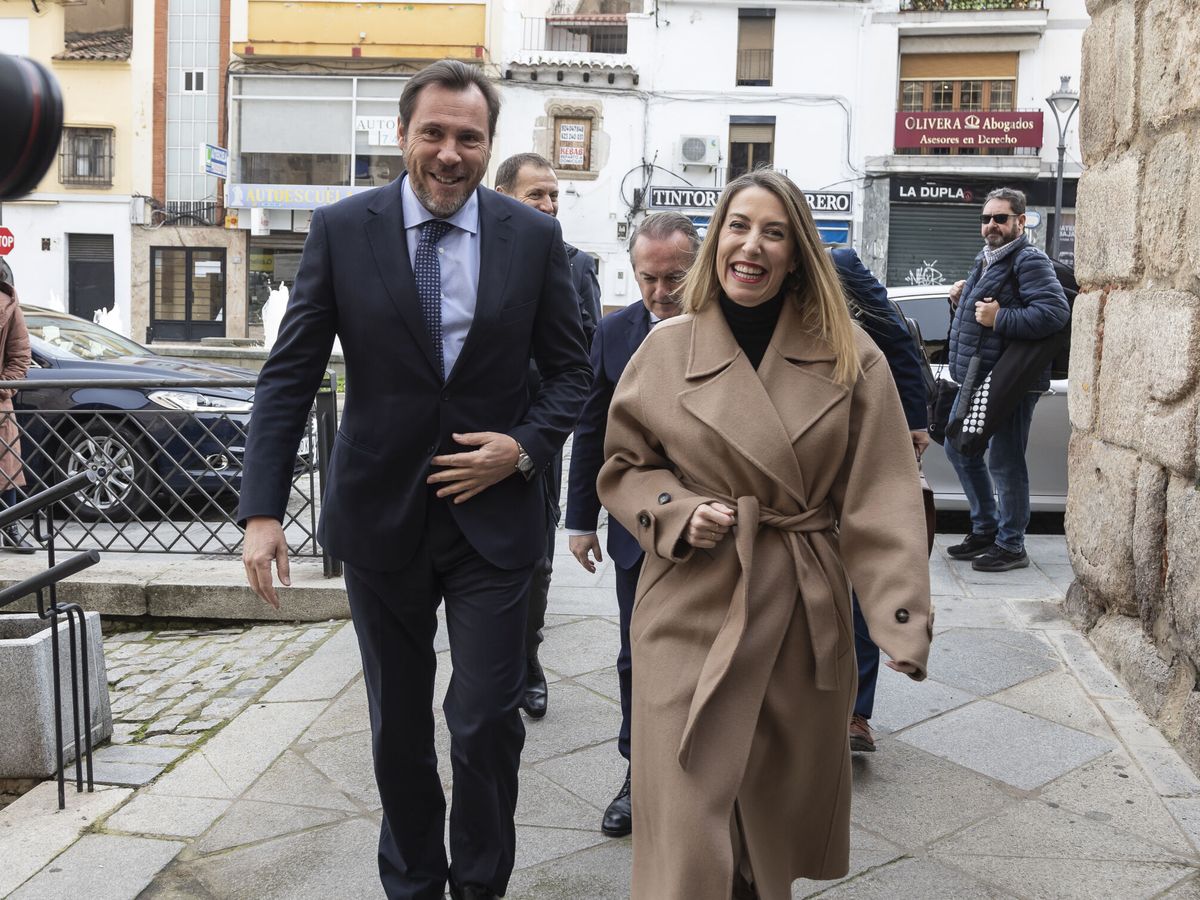Foto: Óscar Puente y María Guardiola, antes de su reunión en Mérida. (Europa Press/Jorge Armestar)