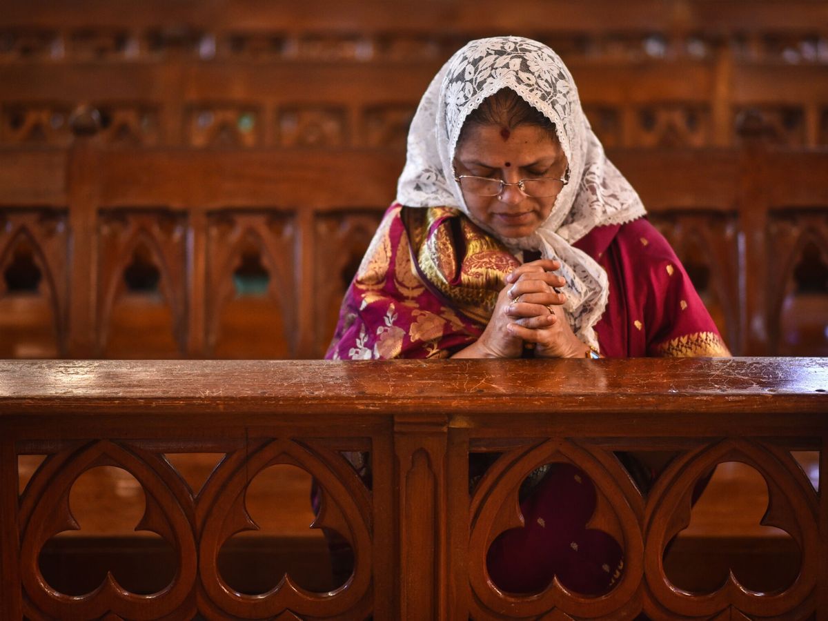 Foto: Una cristiana reza en la catedral de Chennai, India (EFE/Idrees Mohammed)